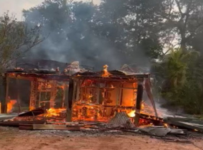 A building set ablaze as members of the Kaliña Amerindian tribe rioted on Tuesday (CMC Photo)