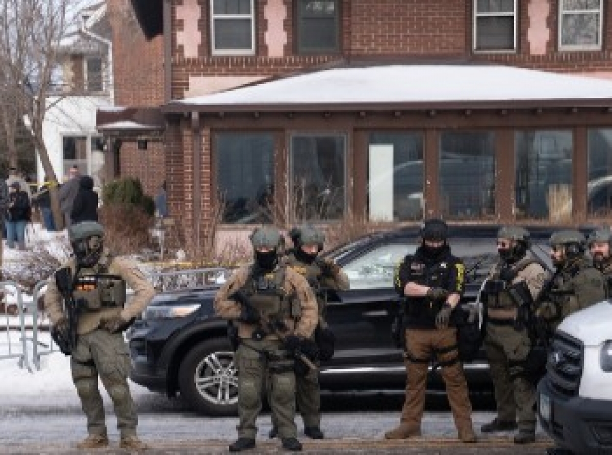   Minneapolis, Minnesota, United States 07.01.2026 Law enforcement officers at the crime scene after ICE agent shoots Renee Good in cold blood. Editorial credit: Alejandro Diaz Manrique / Shutterstock.com
