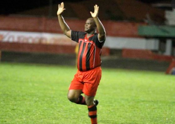 Ronnie Brunswijk played in the match against Olimpia, becoming the oldest player, at 60, to play in an international club competition.