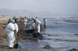 Workers clean up an oil spill on a peruvian beach in Ventanilla, Peru, January 18, 2022. REUTERS/Pilar Olivares