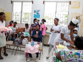 Mothers with their babies at a hospital in Haiti. (UNICEF Photo)