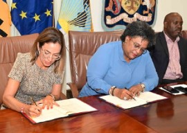 IDB Barbados Country Office representative, Viviana Alva Hart, and Prime Minister Mia Amor Mottley signing the loan agreement for the digital transformation of the Queen Elizabeth Hospital (BGIS Photo)