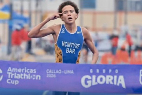 Luke McIntyre on his way to victory in the 2026 Americas Triathlon Junior Cup.