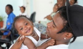 Baby attending clinic (PAHO/WHO Brenda Lashely photo)