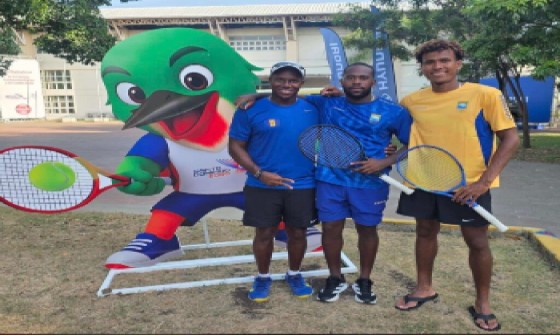 Kaipo Marshall (right) and Stephen Slocombe (centre) with coach Damien Applewhaite at the CAC Games in the Dominican Republic. (Photo courtesy BTA)