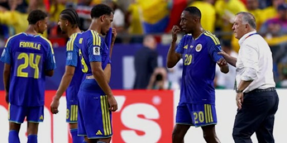 Curacao head coach Dick Advocaat (right) gives instructions during his team’s match against Ecuador.
