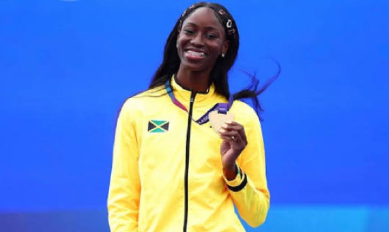 Dejanea Oakley of Jamaica poses with her gold medal after winning the women’s 400m at the Commonwealth Games.
