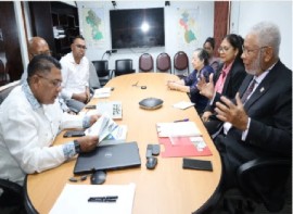 Agriculture Minister Zulfikar Mustapha presents Suriname’s First Gentleman, Glenn Geerlings led delegations to the talks on Monday
