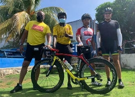 Jamaica’s Director of Tourism, Donovan White (left) stopping for a photo with his fellow cyclists.