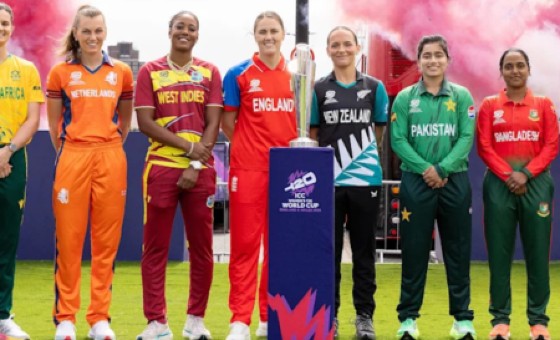 West Indies Women’s captain Hayley Matthews (third left) was among those present at Waterloo Bridge for the launch of the ICC Women’s T20 World Cup. (Photo courtesy ICC)