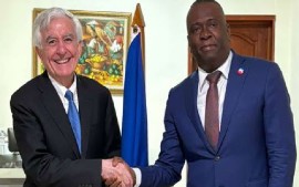 The UN’s Designated Expert on the situation of human rights in Haiti, William O’Neill (left) meets Haiti’s Minister of Justice Patrick Pelissier. (UN Photo)