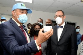 Prime Minister Andrew Holness touring NIDS center (JIS Photo)