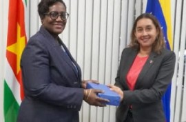 Suriname’s Minister of Finance and Planning Adelien Wijnerman and Venezuelan Ambassador to Suriname, Ms. Ayezim Y. Flores Rivas (CDS Photo)